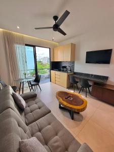 a living room with a couch and a table at Ah Xok suites 5a Avenida in Playa del Carmen