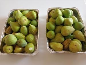 two baskets filled with green fruit on a counter at Pietramarina162 in Camerota