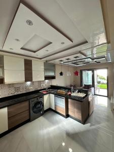 a kitchen with a stove and a dishwasher at Excelente apartamento en Cabo beach in Cabo Negro