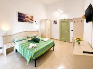 a bedroom with a bed with towels on it at Bed and Breakfast Station in Brindisi