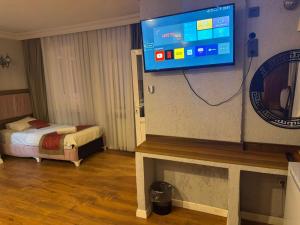 a hotel room with a tv and a bed at Ramonun Yeri in Istanbul