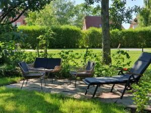 a group of chairs and a table in a yard at Zeit für uns in Cuxhaven