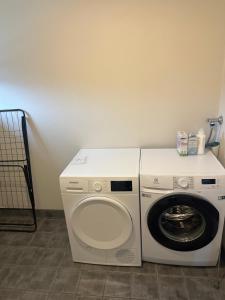 a washer and dryer in a room at Koselig hus i Beisfjord in Narvik