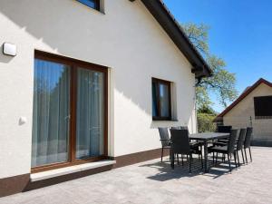 a patio with a table and chairs in front of a house at Rodinný dům Řásná u Telče in Řásná