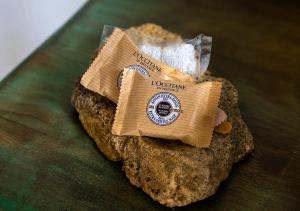 a piece of food sitting on top of a rock at Segredo da Serra Pousada Boutique in Tiradentes