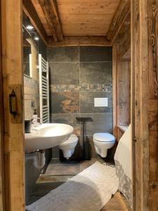 a bathroom with a sink and a toilet at Rêve sur le lac in Rhêmes-Notre-Dame +30 photos