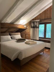 a bedroom with a large bed in a room at Rêve sur le lac in Rhêmes-Notre-Dame
