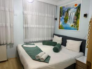 a bed with towels on it in a room at Ramonun Yeri in Istanbul