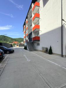 an empty parking lot next to a building at Miry Apartment in Târgu Neamț