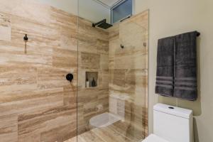 a bathroom with a shower with a toilet at Donceles Plaza in Cancún