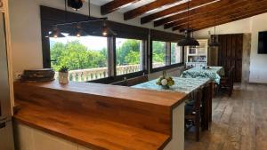 a kitchen with a large counter and a large window at Finca San Román in Viascón
