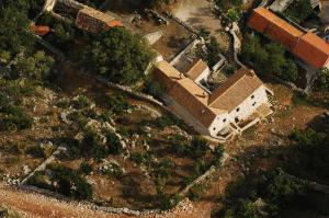 una vista aérea de una casa en un campo en Stone House Varoš, en Starigrad-Paklenica