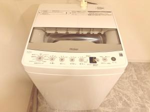 a washer and dryer in a room at Hitori Otaru in Otaru