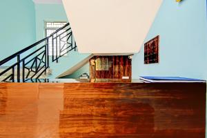 a staircase in a building with a wooden floor at Hotel O Casa Astra in Salua
