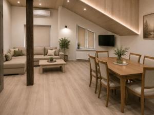 ein Wohnzimmer mit einem Tisch und einem Sofa in der Unterkunft Шариф in Sumy