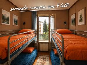 two bunk beds in a room with a window at RESIDENCE ALTAIR Via Roma 13 in Ovindoli