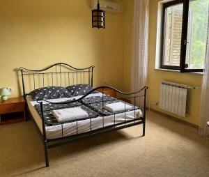 a bedroom with a bed and a window at D&D Rooms in Medulin