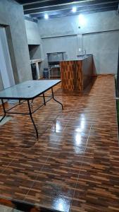 a table sitting on a wooden floor in a room at Casa bella vista in Pocito