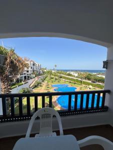 a balcony with a table and a view of the ocean at Excelente apartamento en Cabo beach in Cabo Negro
