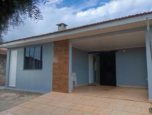 a house with a garage with a door at Recanto da Colônia in Ponta Grossa