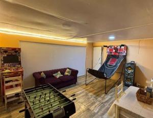 a living room with a couch and a pool table at Hospedaje marylin in La Serena
