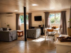 a living room with a couch and a table at Quinta La llama violeta in Campana