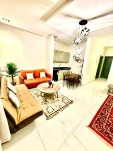 a living room with a couch and a table at شاليهات سمو بارك in Taif
