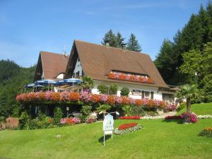 a house with a lot of flowers in front of it at Hotel Restaurant Jaegersteig in Bühl