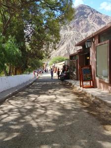 a street in a town with a mountain in the background at HOSPEDAJE EIMy in Purmamarca