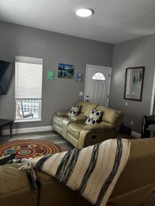a living room with two couches and a couch at New Haven 5 mi from Legoland in Winter Haven