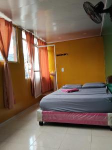a bedroom with a bed in a room at Hospedaje Mundial in Villeta