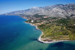 una vista aérea de la playa y del océano en Stone House Varoš, en Starigrad-Paklenica