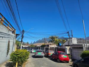 a group of cars parked in a parking lot at Suite aconchegante e Charmosa - centro de Teresópolis in Teresópolis
