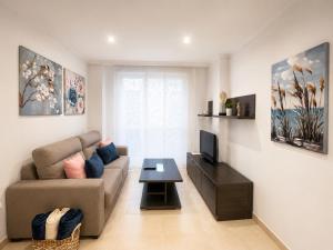 a living room with a couch and a tv at Apartamento TIERRA in Viveiro
