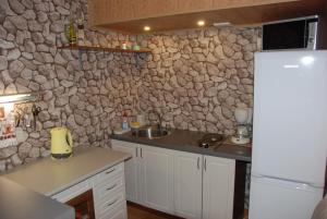 مطبخ أو مطبخ صغير في Holiday House Mazie Brocēni