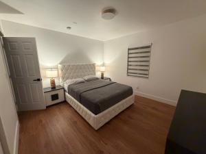 a bedroom with a bed and two lamps and a door at Casa relax in North Miami Beach