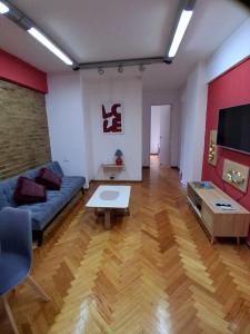 a living room with a couch and a tv at Departamento al Canal in Buenos Aires