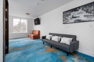 ein Wohnzimmer mit Sofa und Sessel in der Unterkunft Plush Hotel Downtown Toronto in Toronto