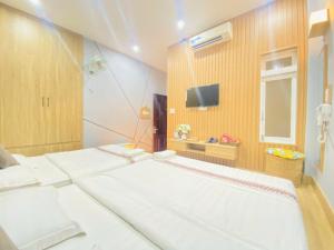 a hotel room with a bed and a television at Hong My Hotel in Kon Tum (2)
