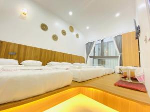 a room with three beds in a room at Hong My Hotel in Kon Tum (2) +96 photos