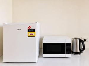 a microwave and a refrigerator on a kitchen counter at Pathfinder Motel in Melbourne