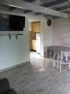 una cucina e una sala da pranzo con tavolo e sedie di Appartamento Scirocco a Marina di Campo