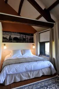 una camera con un grande letto di Gite de la Ruaudais a Bréal-sous-Montfort
