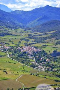 uma vista aérea de uma cidade num vale com montanhas em Apartment the Haven em Cucugnan