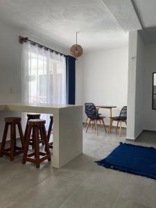 a living room with a table and chairs at Casa Baloo in El Cuyo