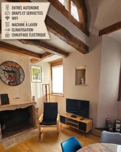 a living room with a fireplace and a table and chairs at L'Insolite in Bourges
