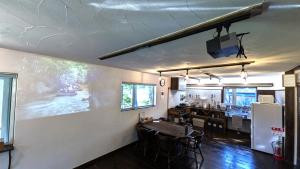a room with a kitchen and a table and chairs at 暮らす宿ソラプチ Sorapchi Cabin in Ochiai +34 photos