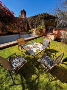 a table and two chairs and a table with food on it at Casa Cantera in Tequisquiapan