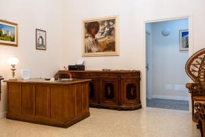 a room with a wooden desk and a painting on the wall at B&B del pozzo in Narni