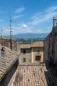 a view of roofs of buildings with mountains in the background at B&B del pozzo in Narni +36 photos